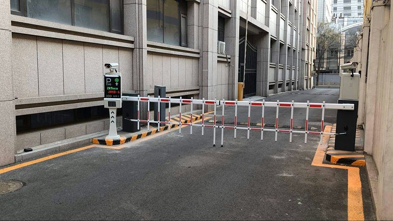 小區(qū)車輛出入管理系統(tǒng)，實現(xiàn)人員及車輛出入管理無人化